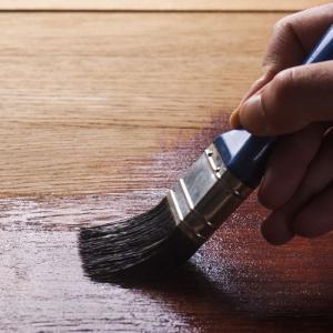 Jak poprawnie malować drewno olejem? - porady eksperta