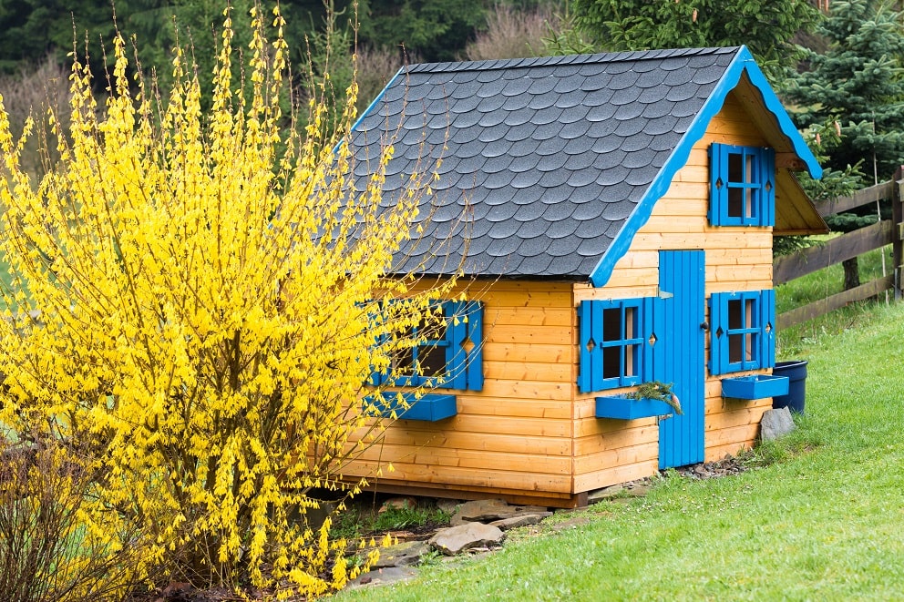 Domek drewniany dla dzieci w ogrodzie. Do zabezpieczenia drewna i nadania koloru użyj impregnatów VIDARON. 