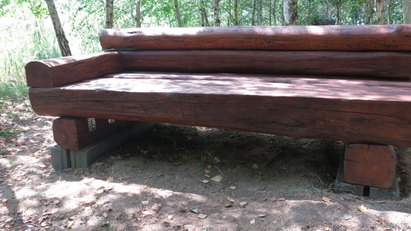 Gotowa ławka z drewnianych bali