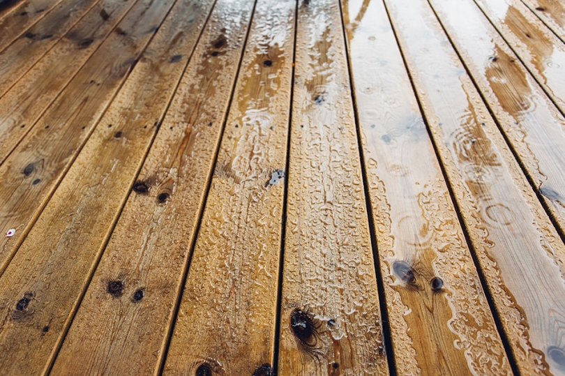 Drewniane deski na balkonowej podłodze