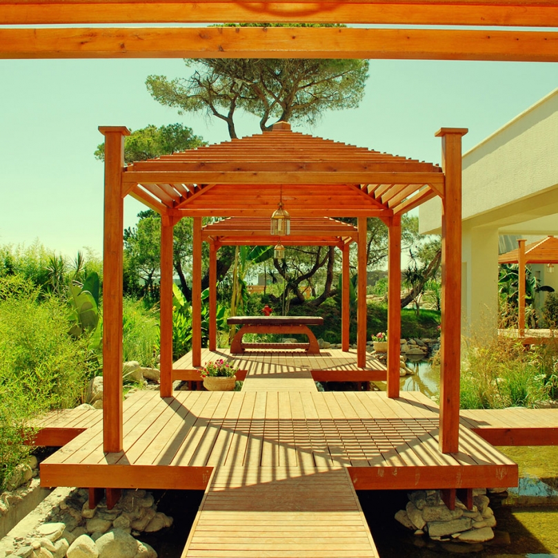 Drewniana pergola.
