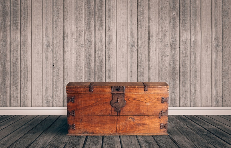 Rustykalny drewniany kufer