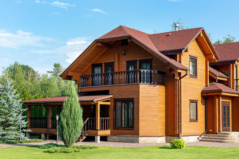 Duży drewniany dom z gankiem