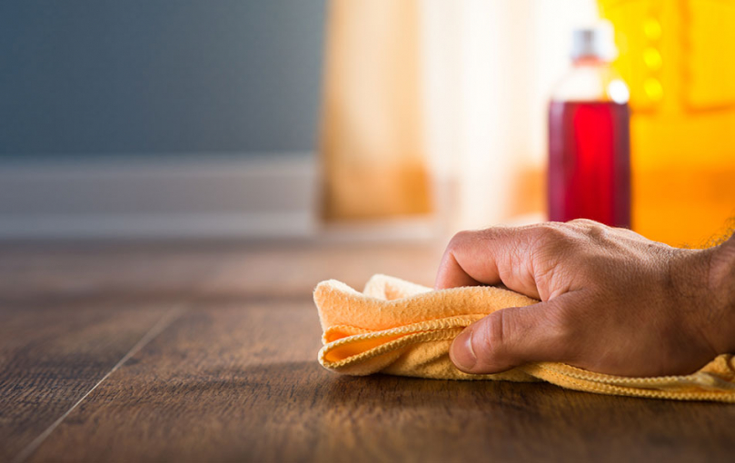 Mycie i pielęgnacja podłogi z użyciem beztłuszczowych produktów