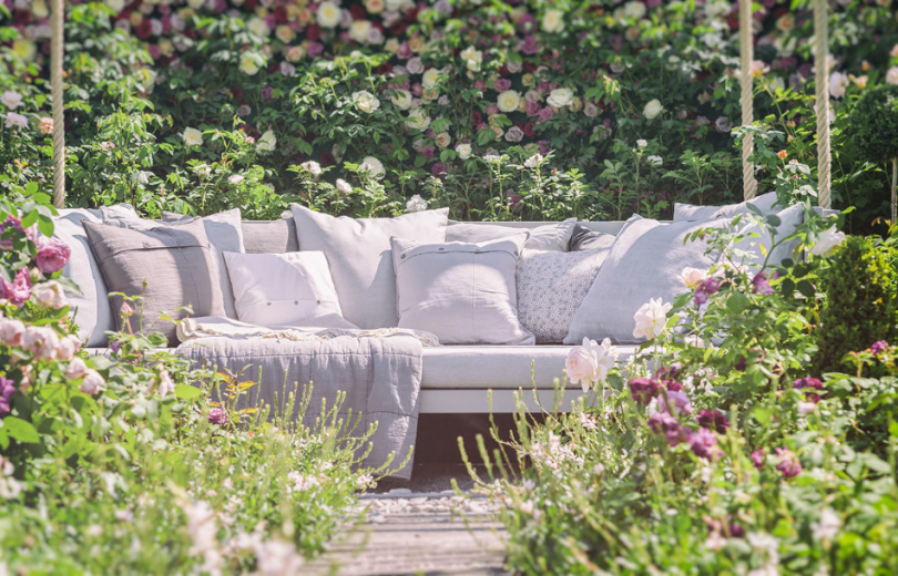 Wygodna kanapa w romantycznym ogrodzie