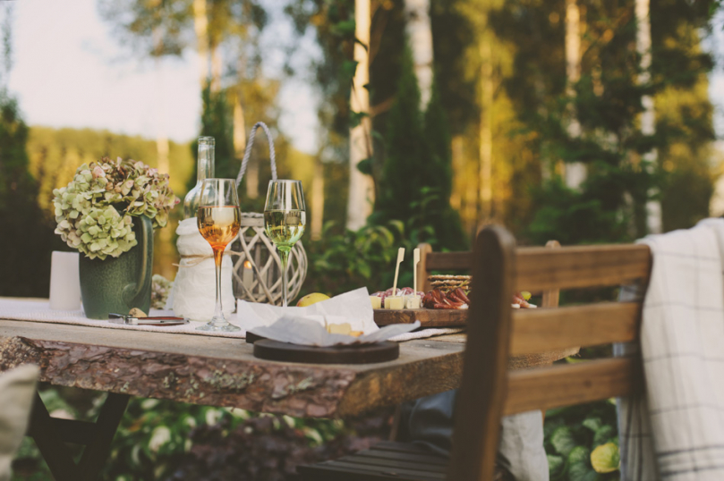 Posiłek zaaranżowany w romantycznym ogrodzie