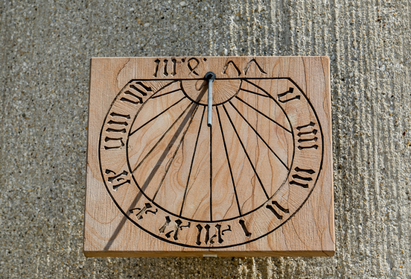 Drewniany zegar słoneczny