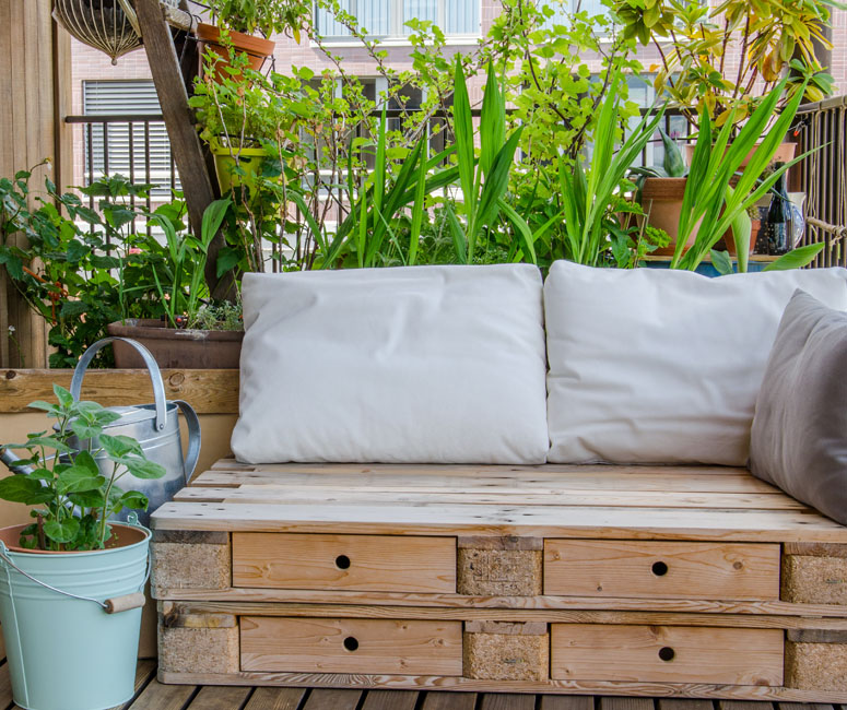 <a href=/poradnik/sofa-z-palet-na-taras-albo-balkon-jak-ja-wykonac target='_blank'>Kanapa z palet </a> o szerokim siedzisku