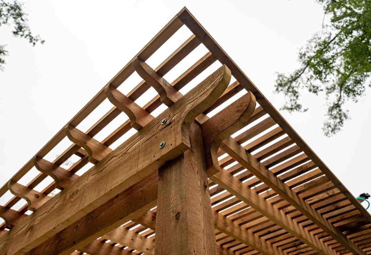 Drewno konstrukcyjne do budowy pergoli musi być odpowiednio suche oraz zaimpregnowane. Propozycja preparatu to Impregnat do Drewna Gruntujący VIDARON. 