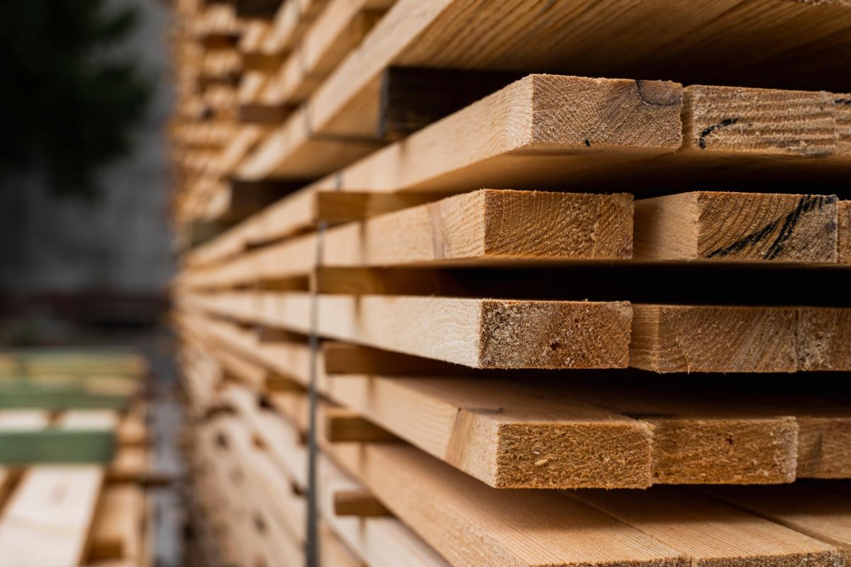 Drewno suszy się na specjalnych przekładkach, które zapewniają właściwą wentylację. 
