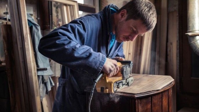 Jak usuwać stare powłoki lakiernicze z drewna? Narzędzia i preparaty do oczyszczania drewna