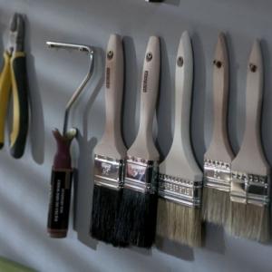 Jakie narzędzia stosować do malowania drewna?