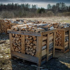Stojak na drewno z palet koniecznie zabezpiecz przed warunkami zewnętrznymi z pomocą Impregnatu Ochronnego Do Drewna Gruntującego VIDARON.