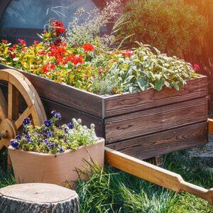 Jak ozdobić mały ogródek? Pomysły na drewniane dekoracje