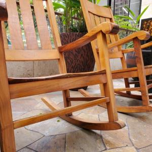 Drewniany fotel w ogrodzie – komfort w prostym wydaniu
