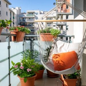 Jak osłonić balkon w bloku? Najlepsze rozwiązania na ochronę przed wiatrem i słońcem 