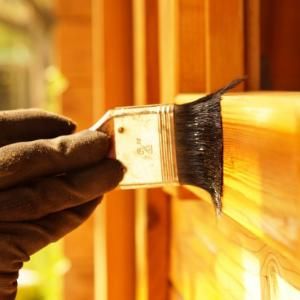 Malowanie drewna na zewnątrz – jak malować stare i surowe drewno?