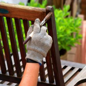 Jak odnowić drewnianą ławkę na balkon? - poradnik krok po kroku