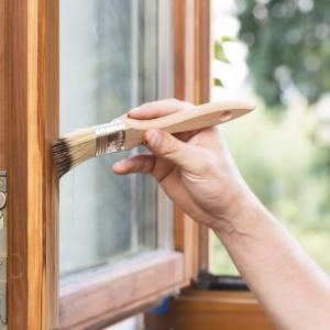 Malowanie drewnianych okien – poradnik krok po kroku