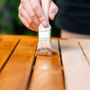 Jak malować drewno wydajnie? Malowanie lakierobejcą krok po kroku