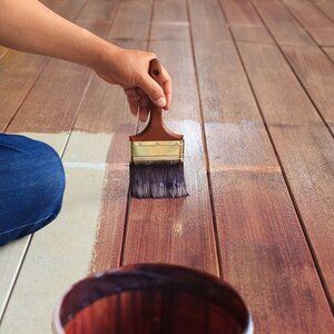 Zmiana koloru podłogi drewnianej – jak to zrobić?