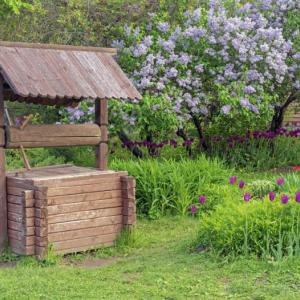 Drewniana studnia ozdobna w ogrodzie - zrób to sam!