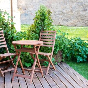 Renowacja stołu drewnianego w ogrodzie − jak zrobić to samemu