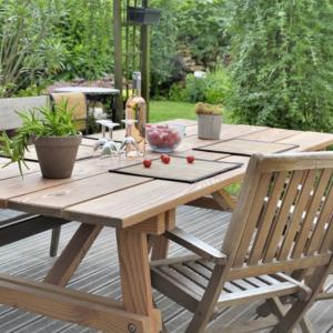 Drewniany stół ogrodowy – jak odnowić, pomalować i czym zabezpieczyć?