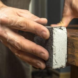 Jak usunąć rysy i ubytki – renowacja drewna przy użyciu szpachli