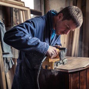 Jak usuwać stare powłoki lakiernicze z drewna? Narzędzia i preparaty do oczyszczania drewna