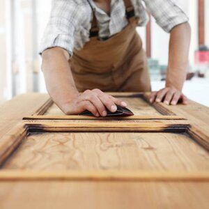Jak odnowić starą szafę drewnianą? - renowacja krok po kroku