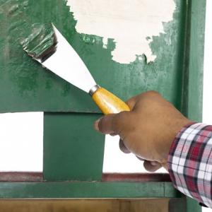 Jak usunąć farbę lateksową z drewnianej powierzchni? 