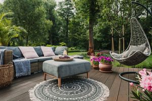 Balkon boho − inspiracje i pomysły na aranżację