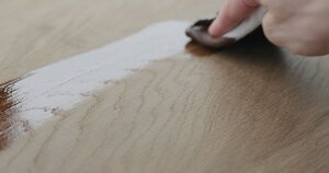 Jak olejować drewno dębowe – porady eksperta 