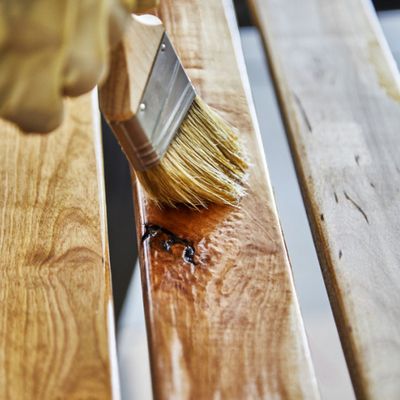 Jak wybrać odpowiedni rodzaj lakieru do drewna – porady eksperta