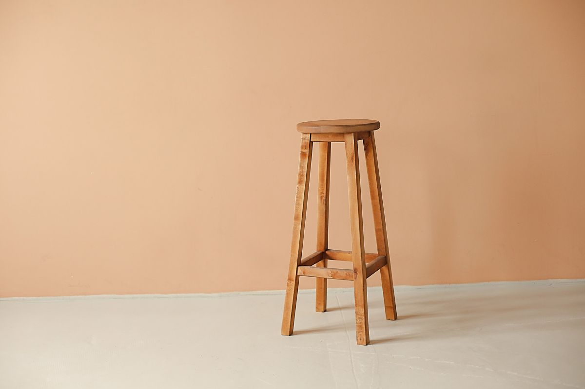 Drewniany taboret.