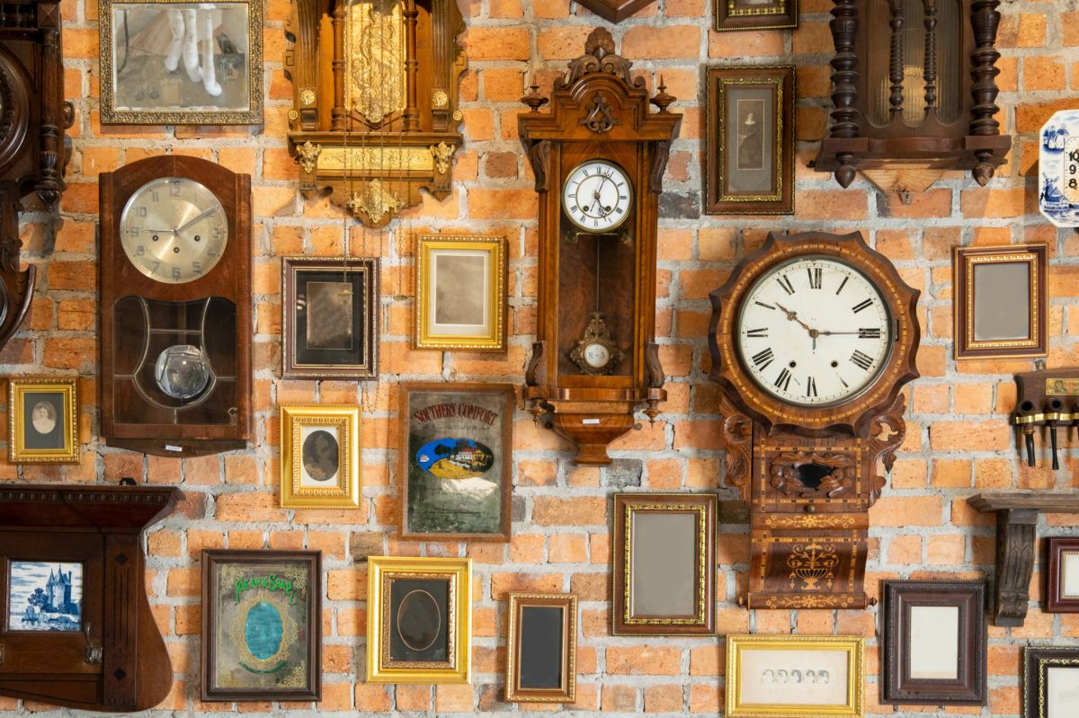Stare drewniane zegary po renowacji.