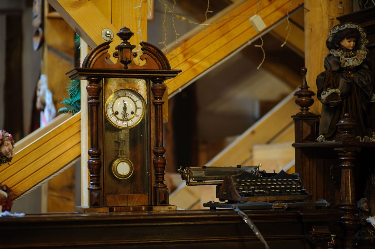 Stary drewniany zegar możesz odnowić, używając środków z gamy VIDARON.