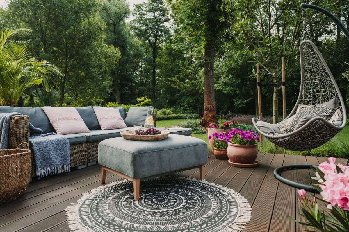 Balkon w stylu boho z drewnianą podłogą.