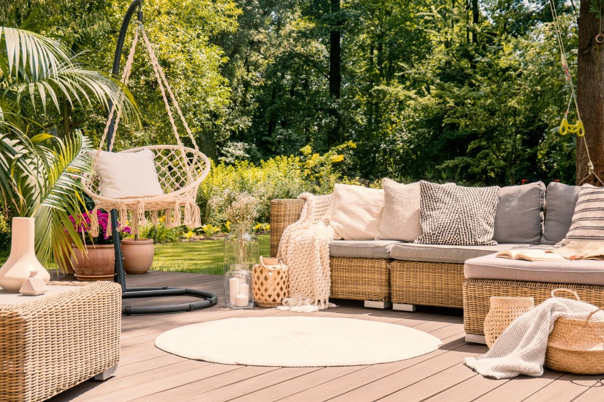 Balkon boho z huśtawką.