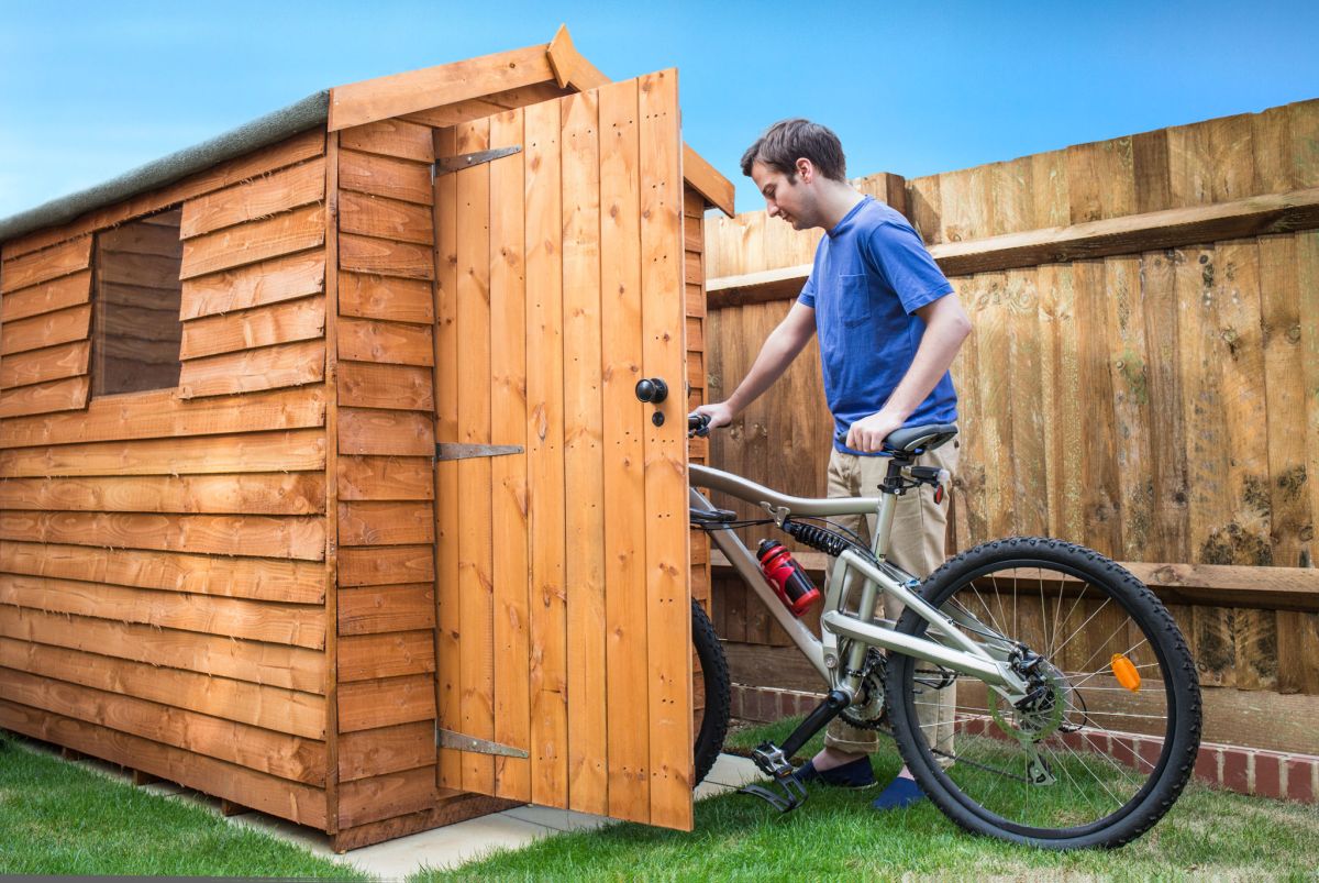 Drewniana wiata może służyć do przechowywania rowerów.