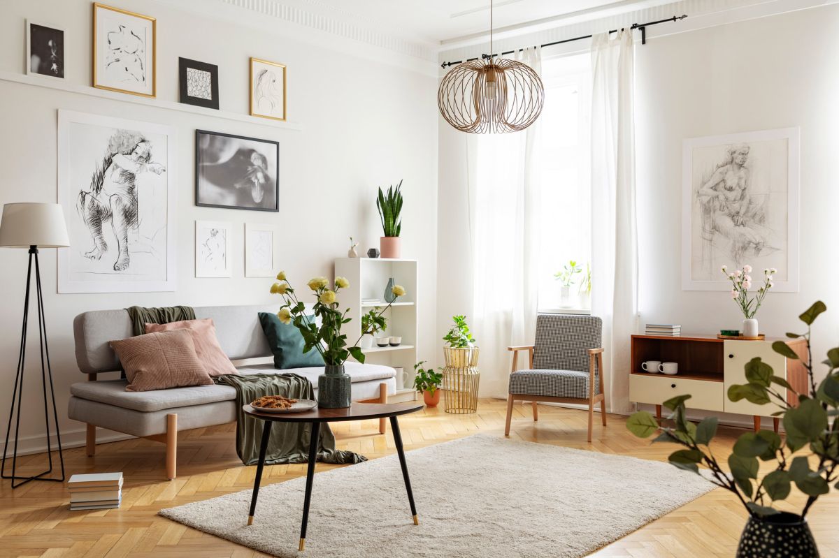 Salon w stylu vintage z grafikami na ścianie.
