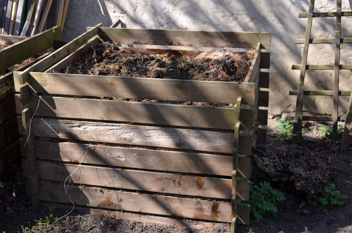 Kompostownik – najlepszy sposób na wykorzystanie opadłych liści w ogrodzie to przygotowanie z nich kompostu.