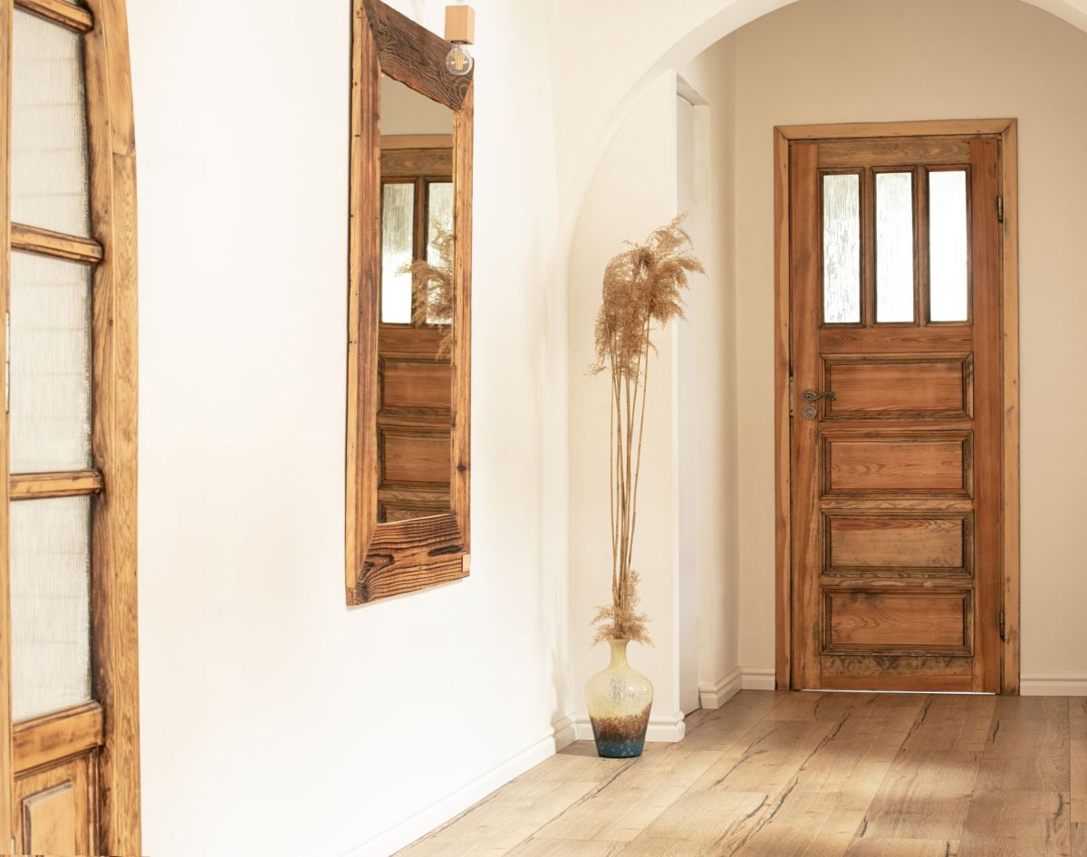 Aby odnowić drzwi drewniane bez zmiany ich koloru, można użyć Lakieru Akrylowego VIDARON.