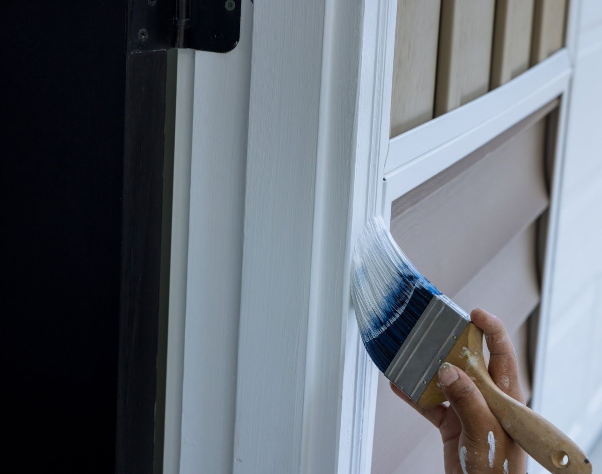 Malowanie drzwi wewnętrznych można przeprowadzić samodzielnie, np. z pomocą środków VIDARON.