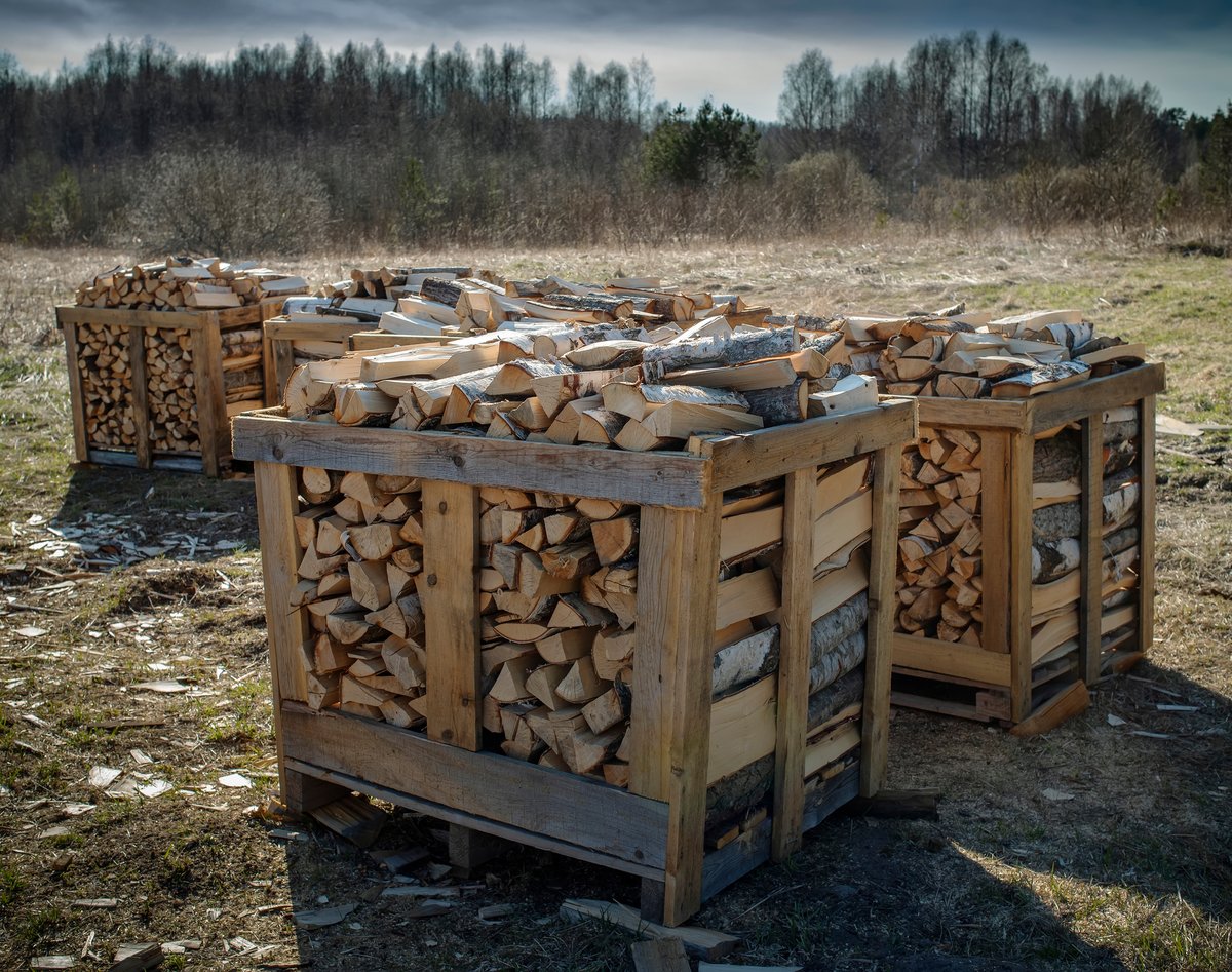 Stojak na drewno z palet koniecznie zabezpiecz przed warunkami zewnętrznymi z pomocą Impregnatu Ochronnego Do Drewna Gruntującego VIDARON.