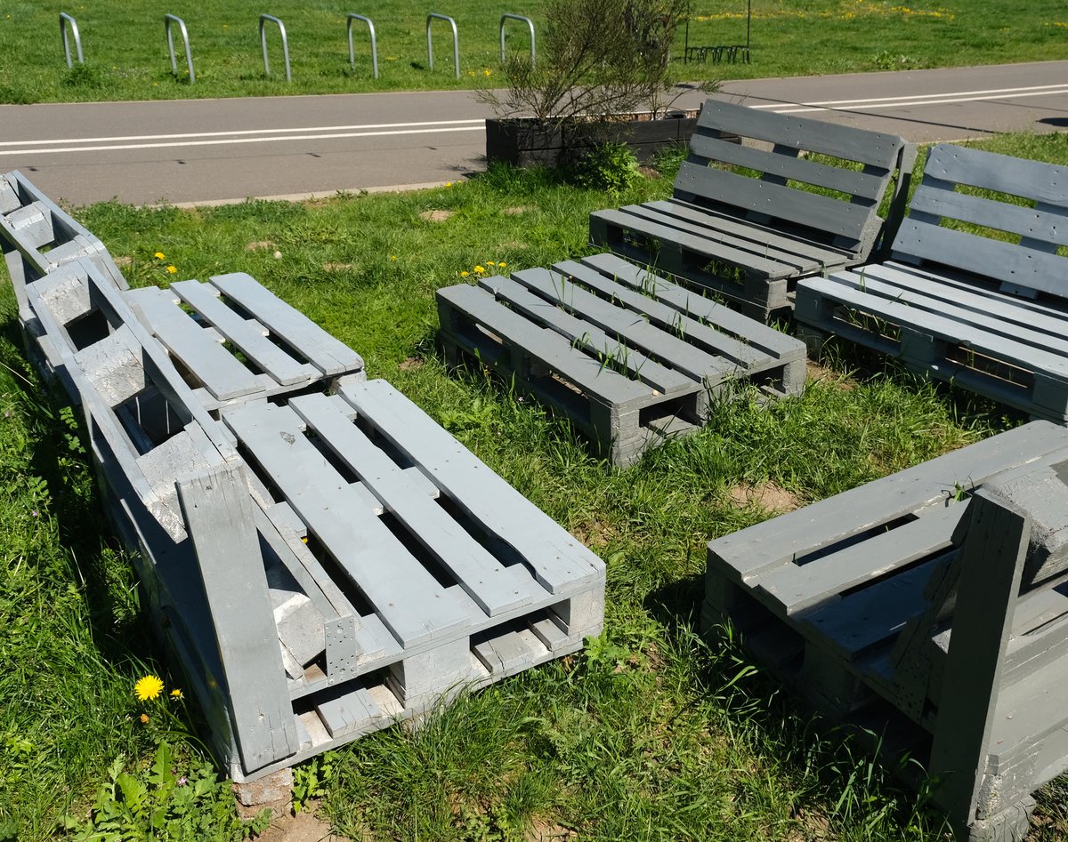 Prosty pomysł na leżaki z palet.