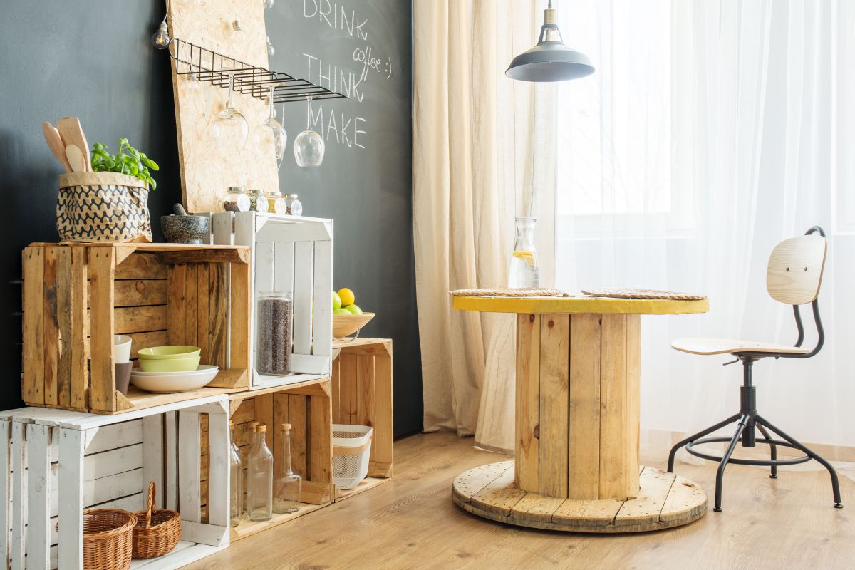 Co zrobić z drewna? Pomysł dla majsterkowiczów to meble DIY.
