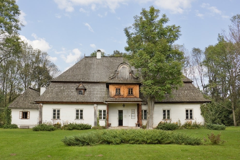 Kiedyś drewniany ganek był niezbędnym elementem architektonicznym każdego szlacheckiego dworu.