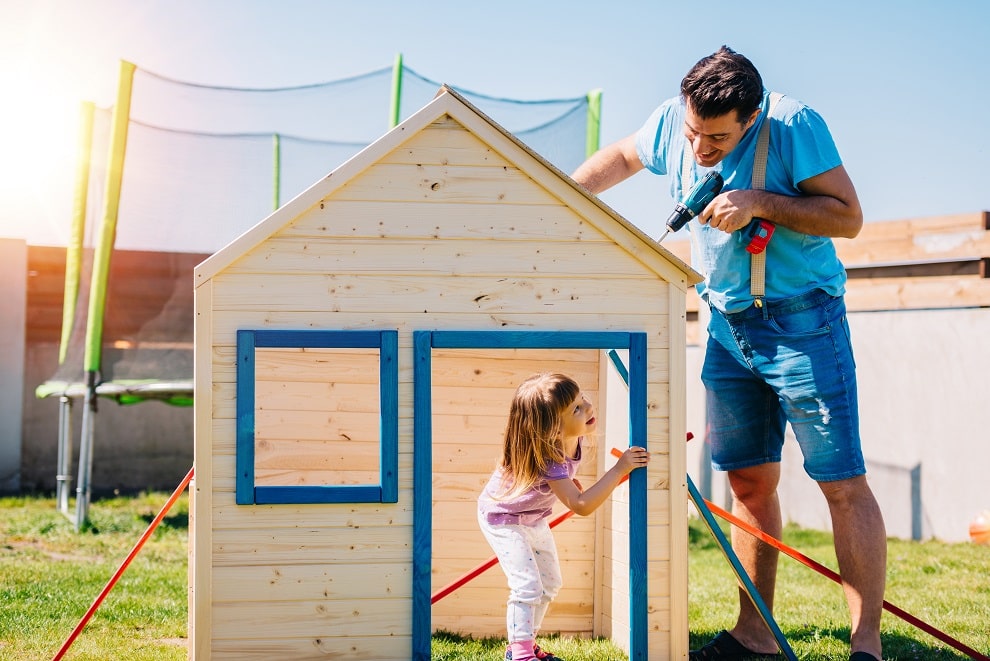 Domek dla dzieci zrób to sam to pomysł na miejsce do zabawy, ale także okazja, by pomajsterkować razem z dzieckiem. 